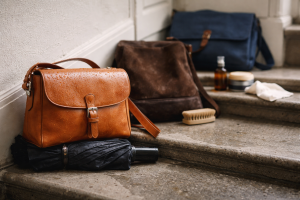 Regn på ruten? Sådan redder du tasken før, under og efter en byge